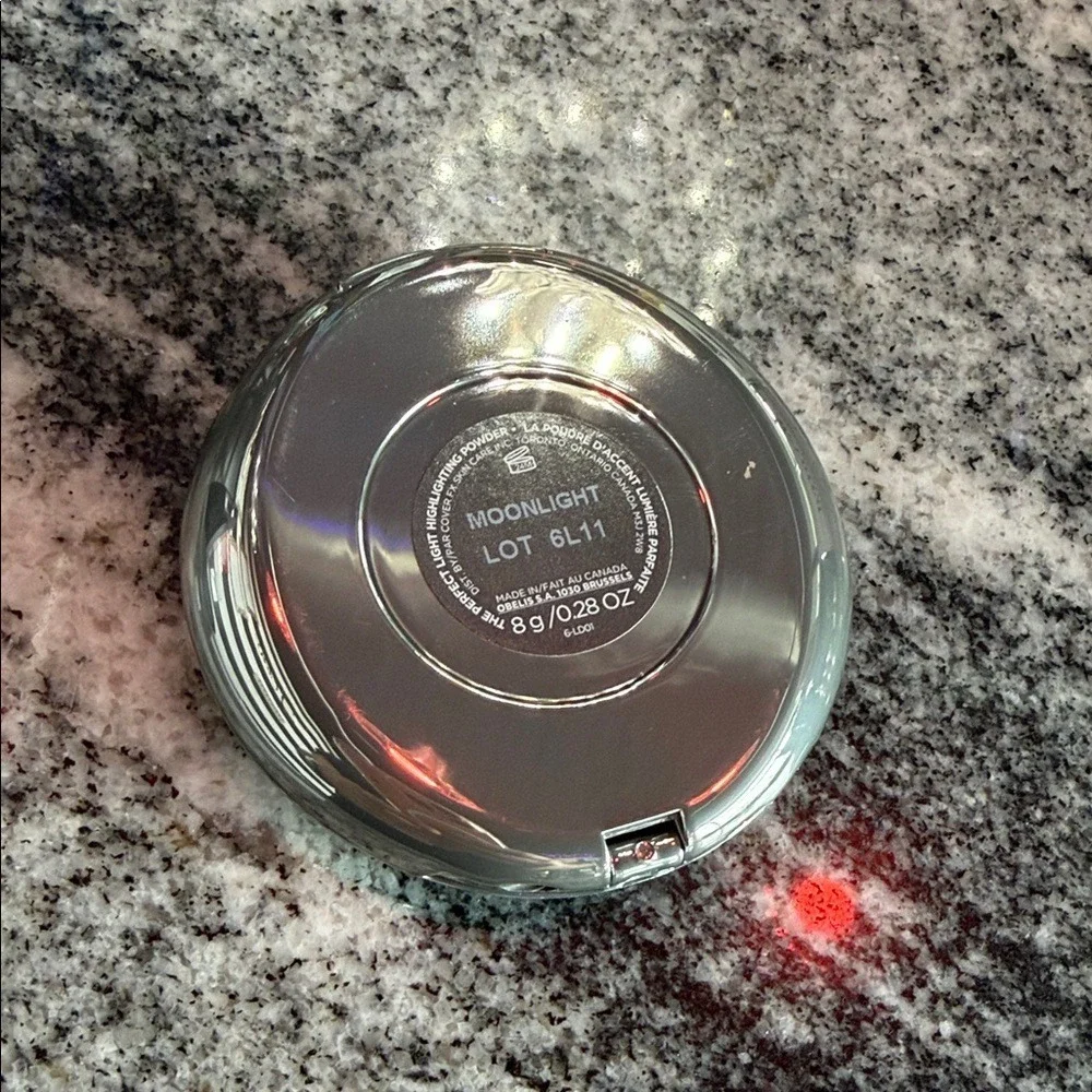 COVER FX the perfect light powder  Highlighter in Moonlight full size compact